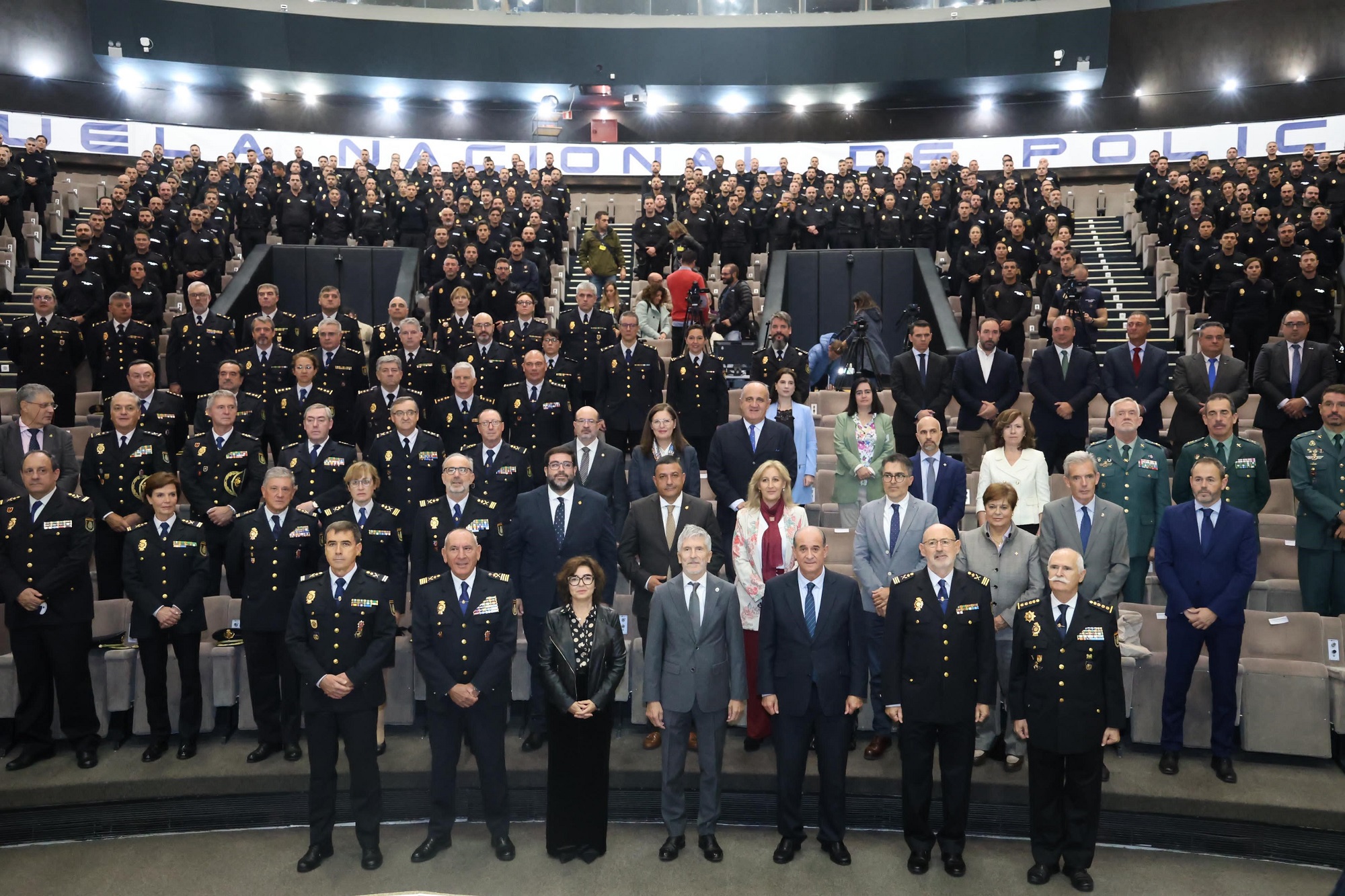 Foto de familia de los asistentes a la apertura del curso académico 23-24.